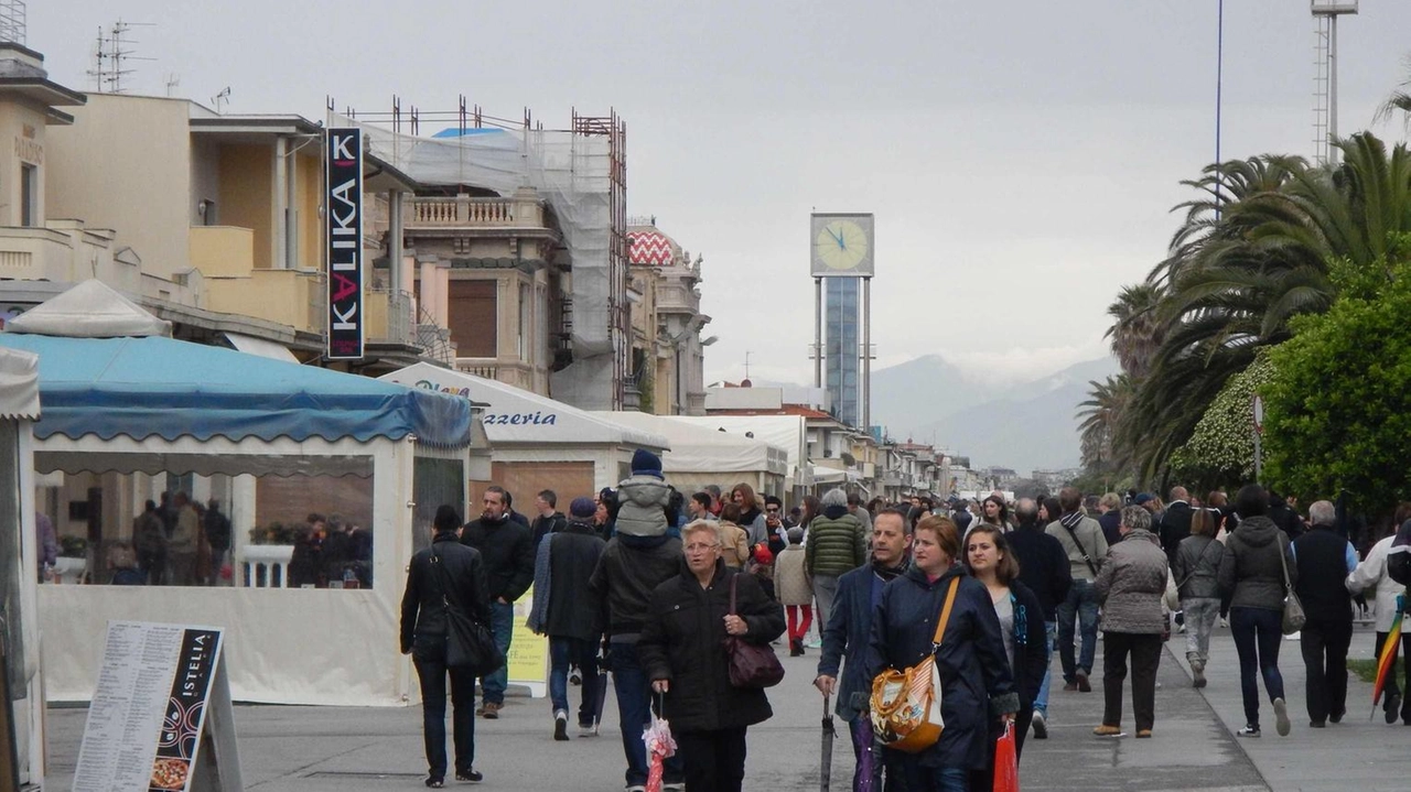 Il turismo in Italia subisce un calo a causa dell'impennata dei prezzi, con una diminuzione degli arrivi e delle presenze. Le strutture turistiche hanno aumentato i prezzi speculando sulla ripresa del turismo estero.