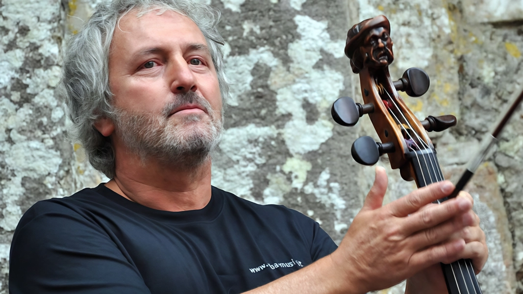 Il violoncellista Mario Brunello sarà protagonista della 28ª edizione di "Elba Isola Musicale d’Europa", esibendosi in due concerti all'Isola d'Elba. Con una carriera di prestigio internazionale, Brunello si esibirà in solitudine e in ensemble con altri musicisti di fama.