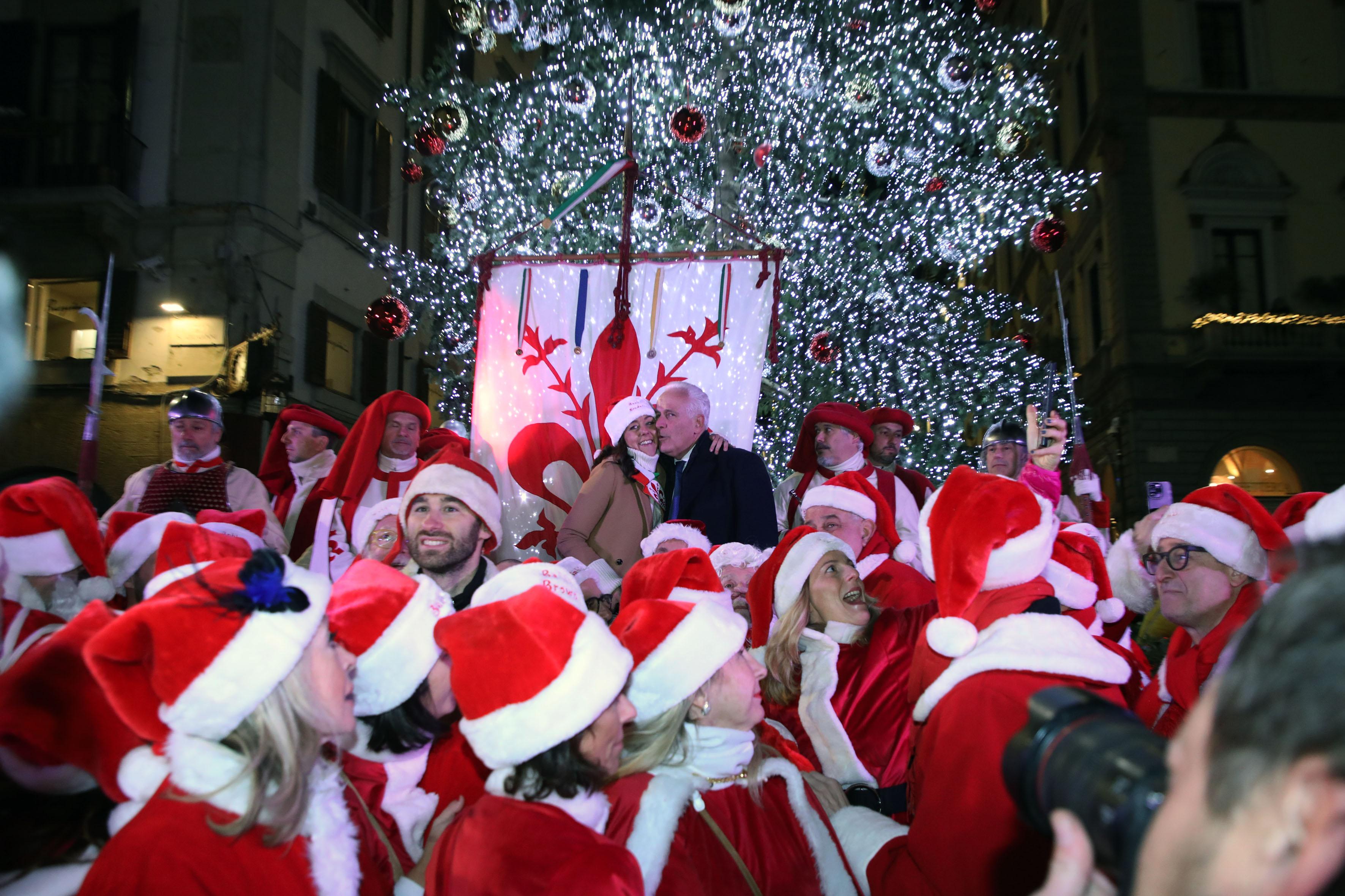 Firenze ha acceso i suoi alberi di Natale. Funaro: “Vogliamo dedicare la festa ai bambini di tutto il mondo”