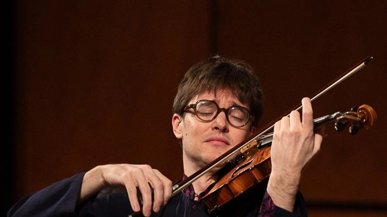 Giovedì alle 21 in diretta dal Politeama su Rete Toscana Classica il concerto della Camerata con il violinista Hugo Ticciati, anche direttore d’orchestra Foto Biagini