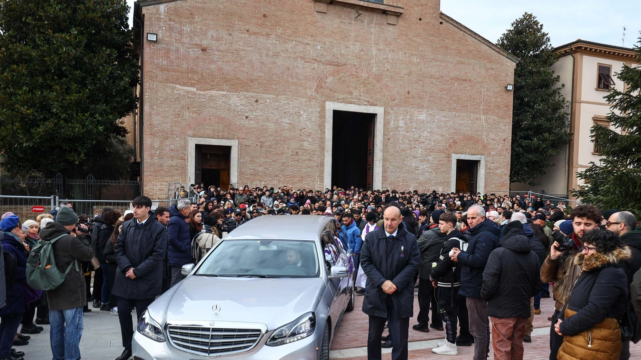 Bara bianca, fotografie e palloncini: una folla in lacrime ieri per l’ultimo saluto al 17enne. I carabinieri sedano la zuffa. Ma le minacce tra un ’rivale’ e il gruppo del giovane feriscono.