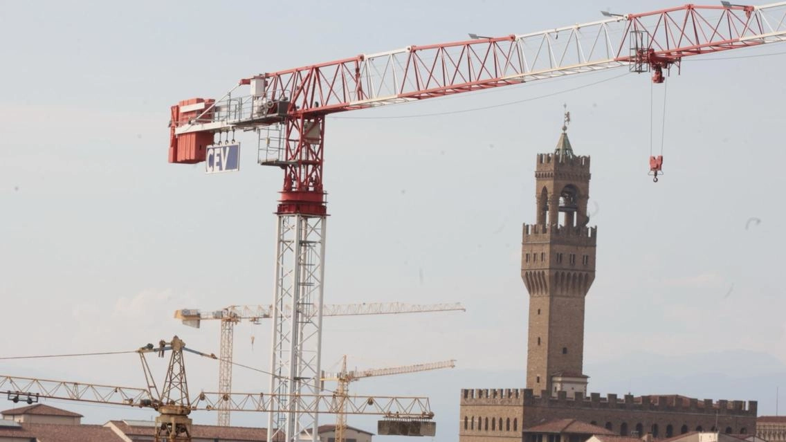 La Torre di Arnolfo fa capolino in mezzo alle gru