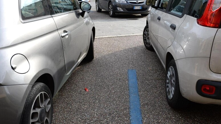 Auto parcheggiate (Foto d'archivio Ansa)