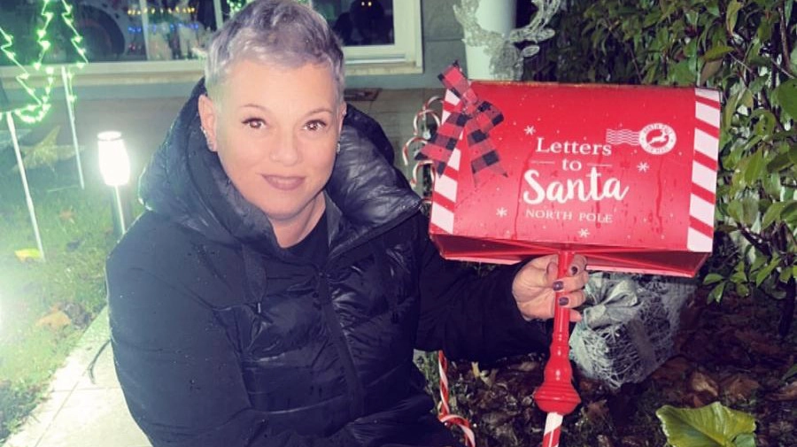 I vandali hanno distrutto la cassetta natalizia dove c’erano le letterine dei bambini davanti al negozio di parrucchieri "Il sorriso dello stile" di via Roma ad Agliana