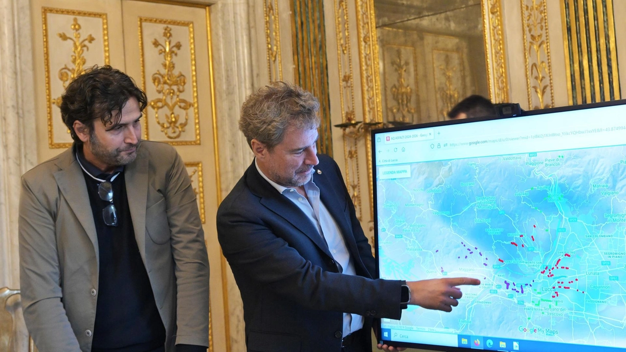 Il sindaco Mario Pardini e l’assessore Nicola Buchignani illustrano la mappa degli interventi di asfaltatura