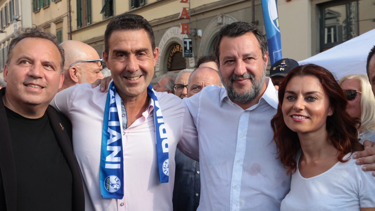 Roberto Vannacci al banchino della Lega con Matteo Salvini in piazza Beccaria a Firenze (Foto Gianluca Moggi / New Press Photo)