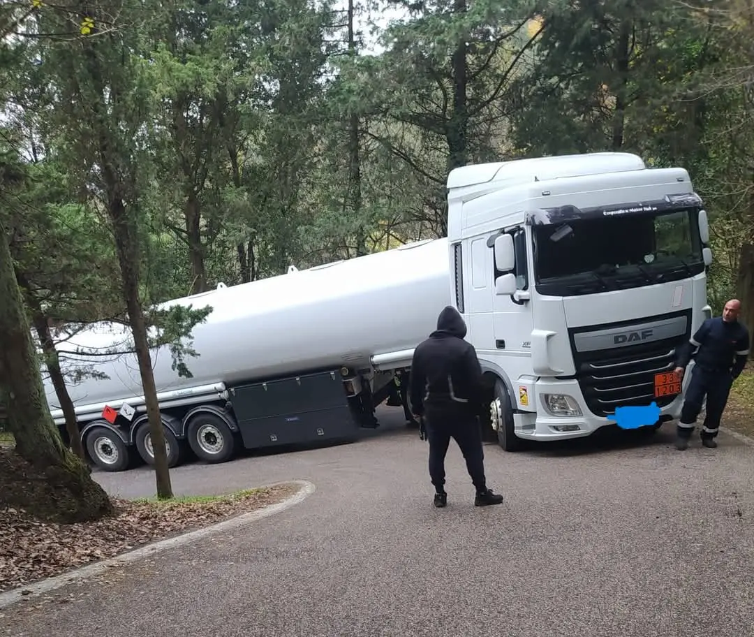 Cisterna con 30mila litri di benzina bloccata sul tornante. L’autista: “Ingannato dal navigatore”