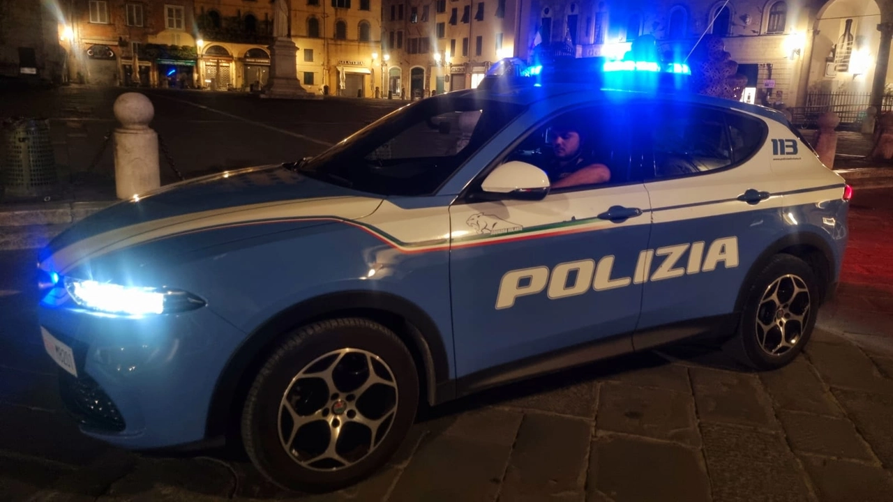 Una volante della polizia durante un controllo nella zona di piazza San Michele