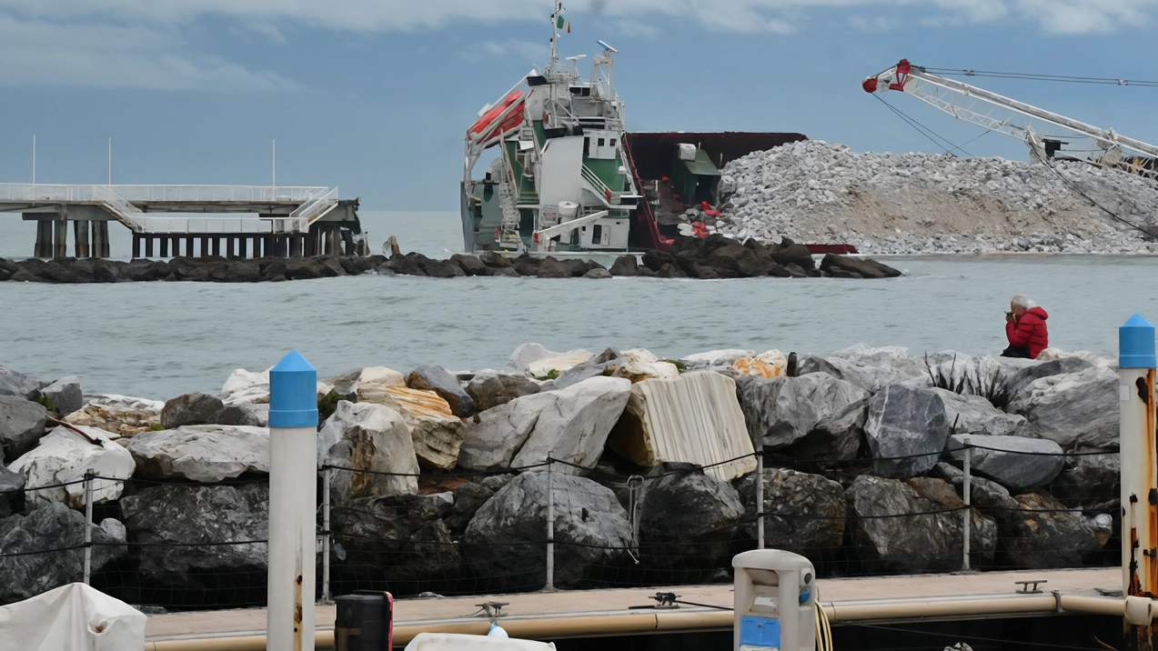 La prospettiva della nave incagliata contro il pontile di Marina vista da Bergiola, sulla collina di Massa, nella fotografia di Roberto Celi