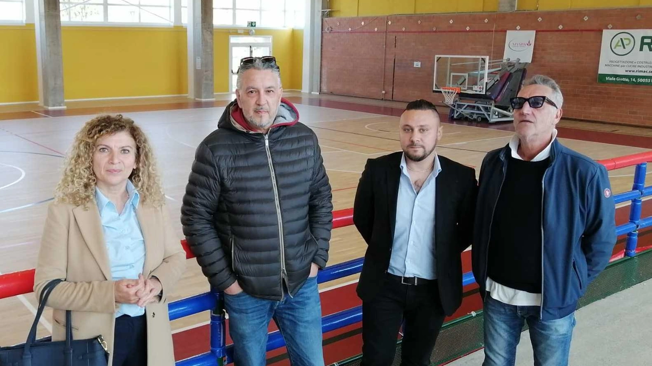 Da domani gli allenamenti della pallacanestro, gli studenti delle scuole nel pallone adiacente. Il sindaco De Caro: "Uno spazio per tutti". Gabrielli: "Abbiamo richieste anche dal calcio a 5".