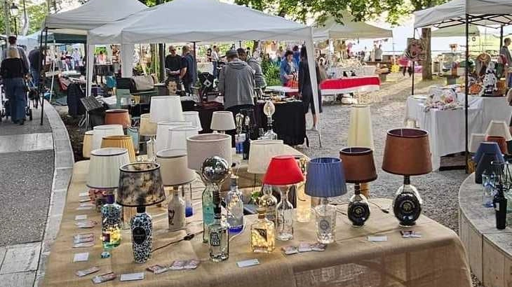 A Todi si tiene il mercatino dell'artigianato locale "FieraMente" organizzato da InDivenire. Si propone di valorizzare la creatività tuderte con materiali diversi, con appuntamenti mensili ai Giardini Pubblici "Oberdan".