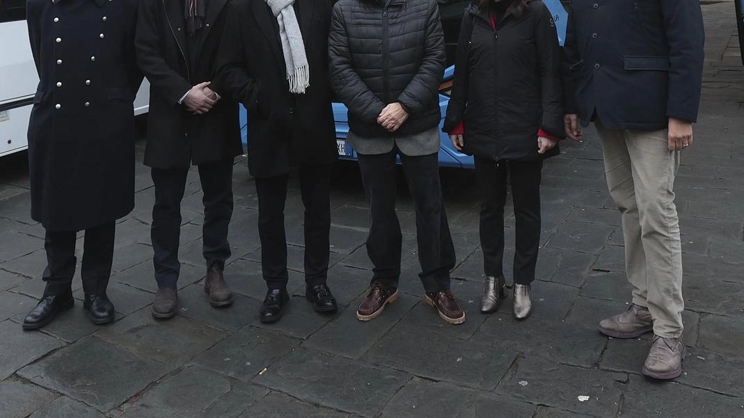 La foto di gruppo di fronte ai nuovi mezzi di Autolinee Toscane