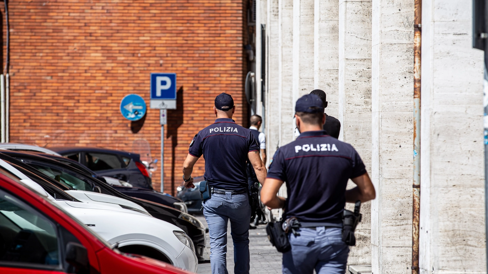 Polizia in azione nei pressi della stazione di Pisa (foto di repertorio)