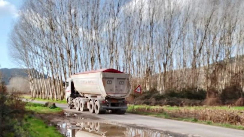 Un mezzo pesante su via della Stazione a Nozzano