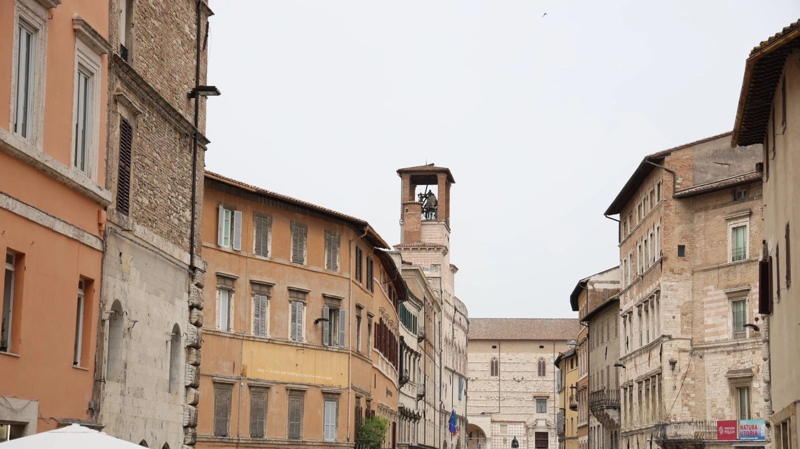 Il cielo sopra Perugia, velato dalle polveri del Sahara (Ansa)