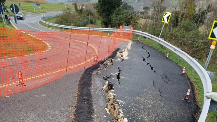 Volterra, asfalto squarciato sulla Statale