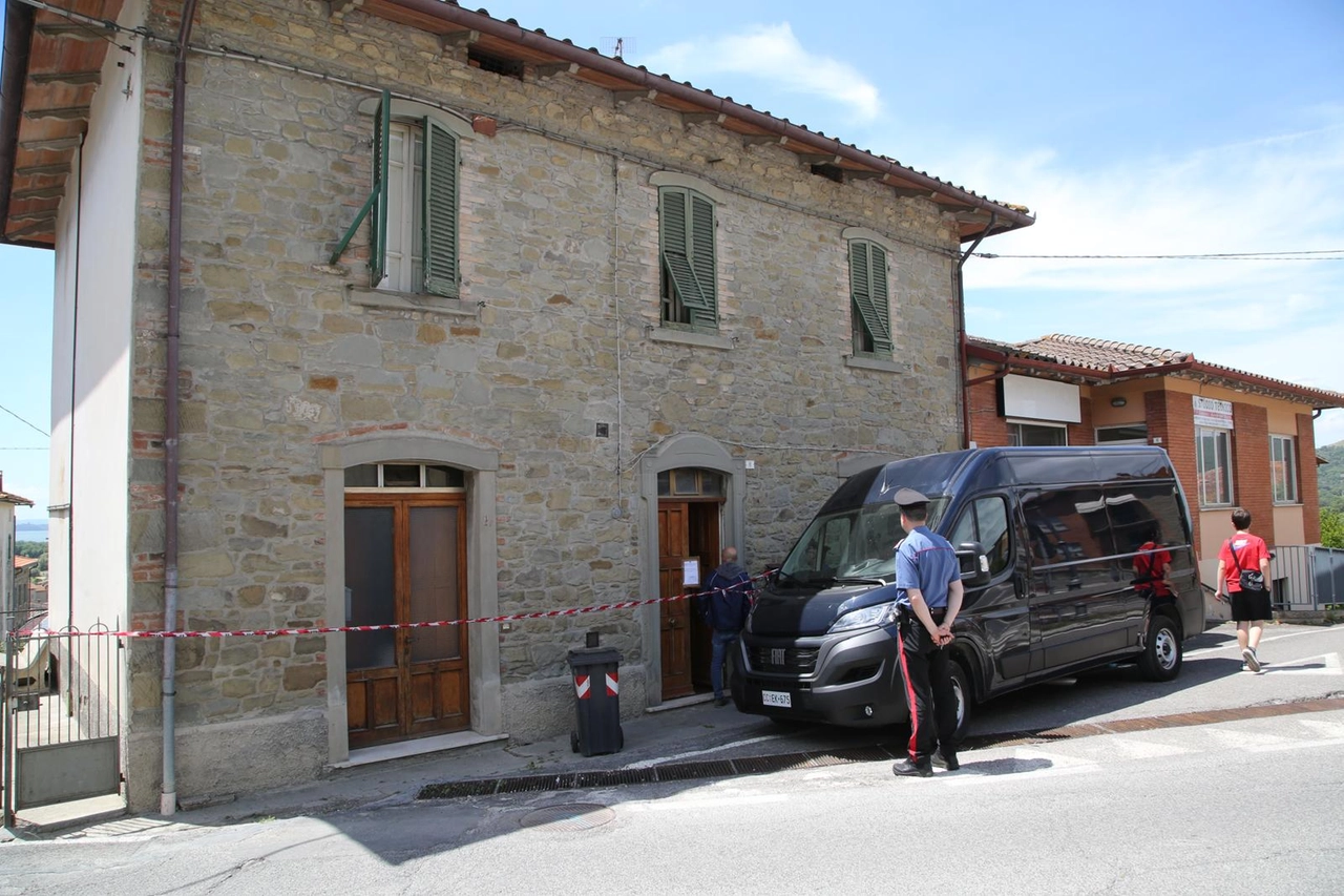 L'abitazione dove è avvenuto l'accoltellamento. L'uomo ha vibrato diversi fendenti. La donna è grave in ospedale. Ferita anche la figlia di cinque anni. Sono intervenuti i carabinieri (Foto Crocchioni)