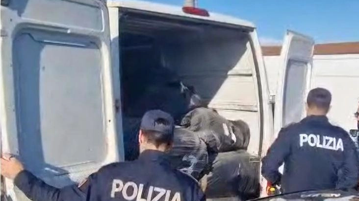 Sacchi di scarti tessili. Azienda sotto sequestro a Prato (foto repertorio)