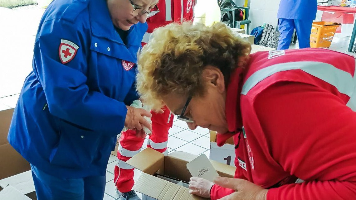 Doppia iniziativa di Conad per le festività natalizie: donazione di generi alimentari del valore di mille euro alla Croce rossa...