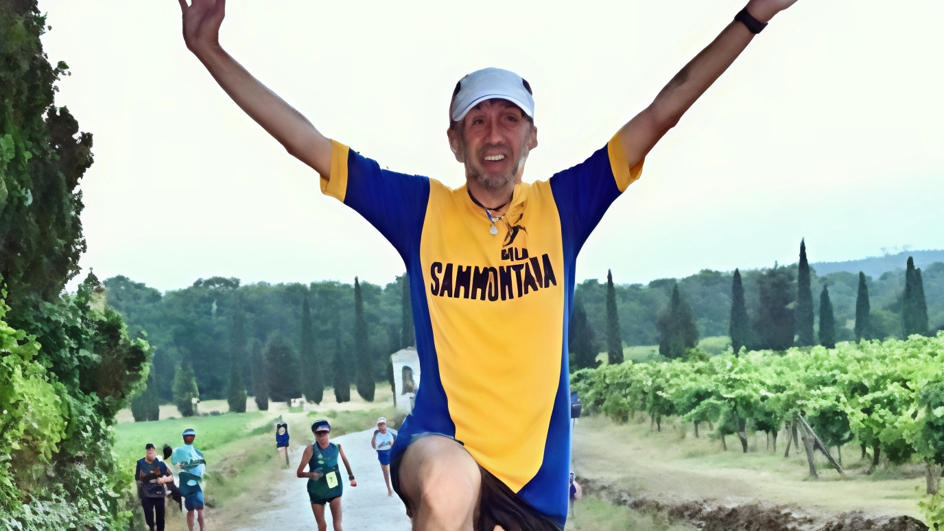 Il runner Roberto Vinciguerra ha sorpreso tutti alla partenza del Trofeo “Sagra Campagnola” di Sammontana indossando una maglia vintage di lana degli anni '70, omaggiando la storia e le gesta del ciclismo locale.