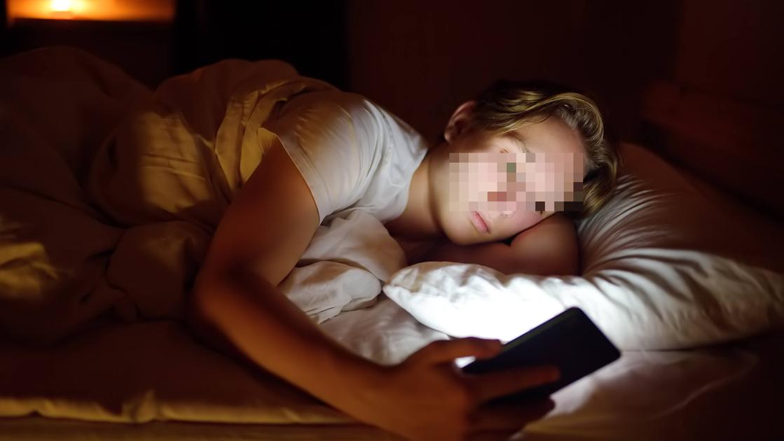 I nostri giovani e il sonno. Dati choc tra i versiliesi, nove ragazzi su dieci si addormentano con lo smartphone