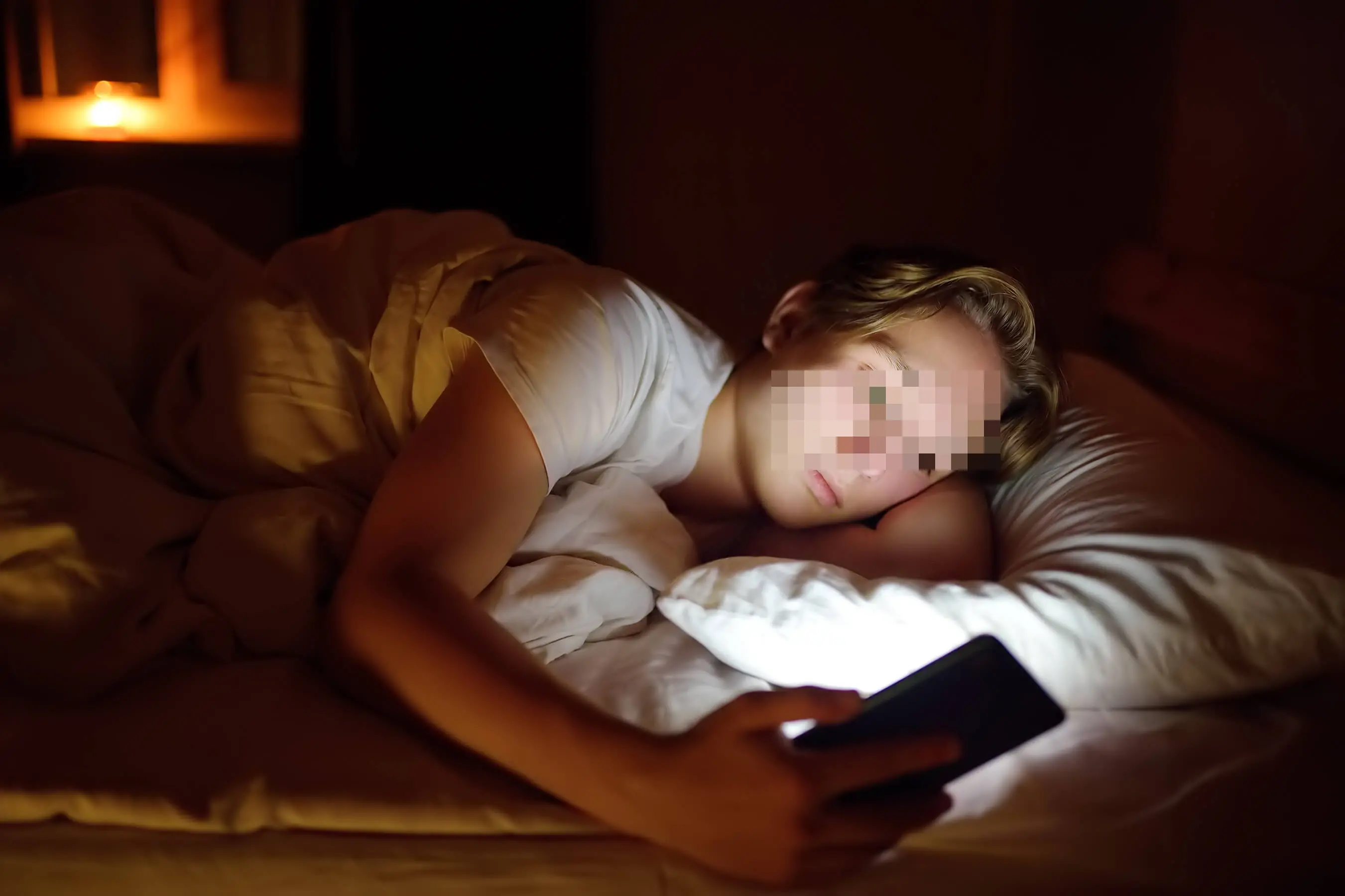 I nostri giovani e il sonno. Dati choc tra i versiliesi, nove ragazzi su dieci si addormentano con lo smartphone