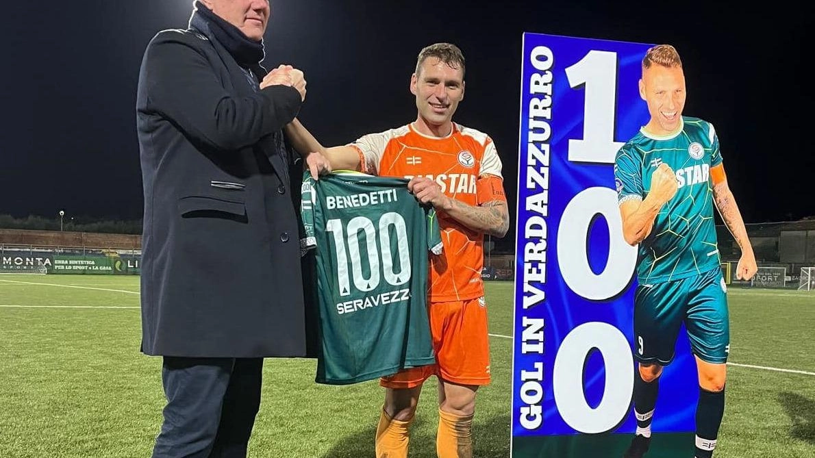 Lorenzo Benedetti viene premiato dal presidente del Seravezza Lorenzo Vannucci: maglia celebrativa e super cartonato per i suoi 100 gol!