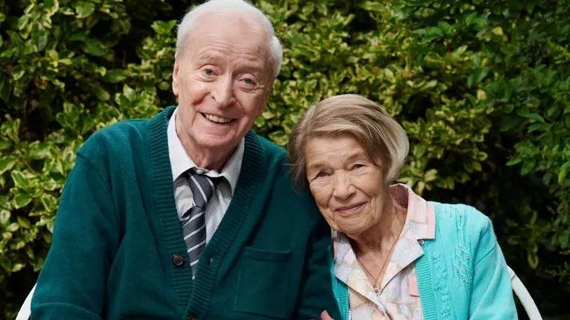 Gli attori Michael Caine e Glenda Jackson, protagonisti di “Fuga in Normandia“