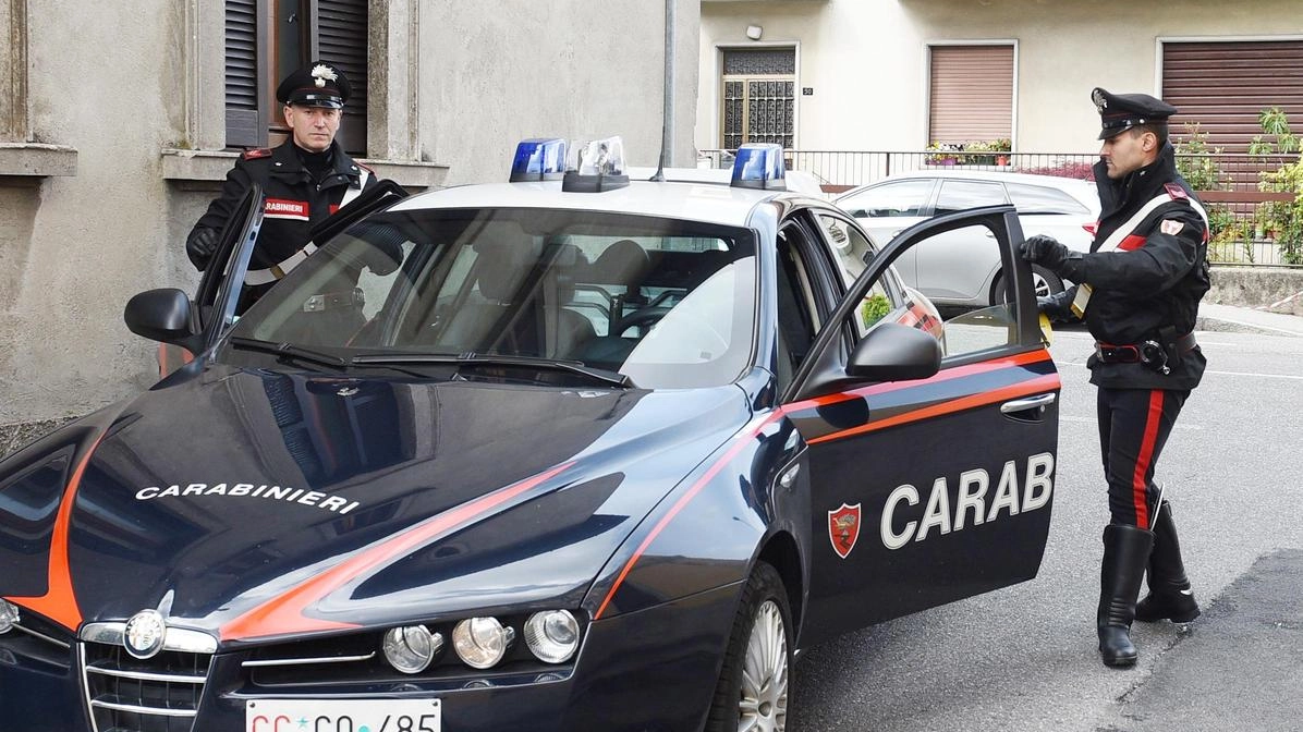 I carabinieri stanno indagando per cercare di ricostruire cosa è accaduto nell’abitazione del 37enne che è stato trovato nella sua camera