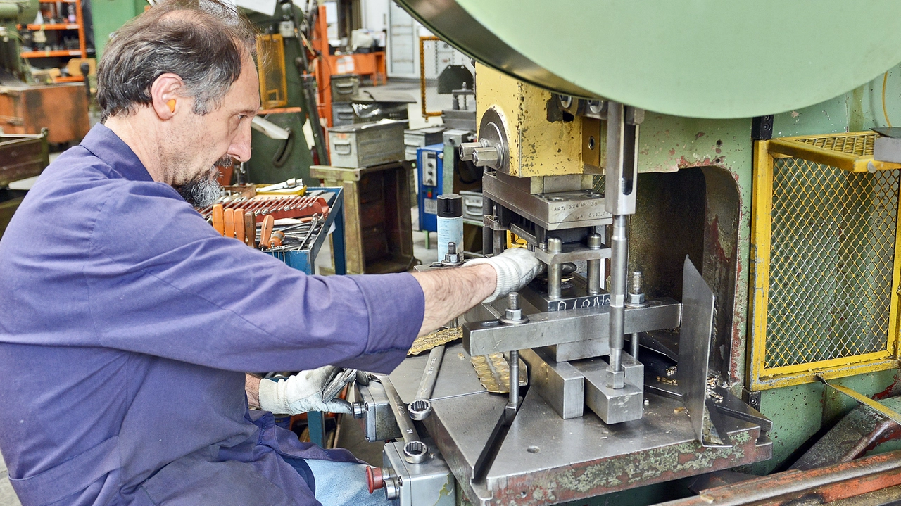 Un operaio in un’azienda meccanica (foto d’archivio)