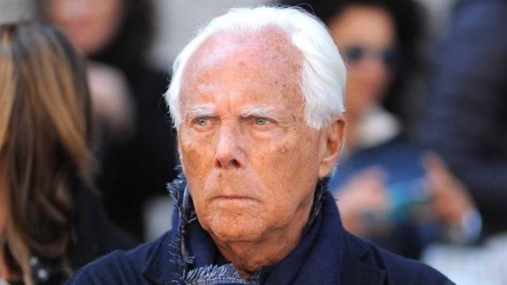 Il forte interesse dello stilista Giorgio Armani per la Capannina ha acceso il dibattito in paese. Il re della moda...