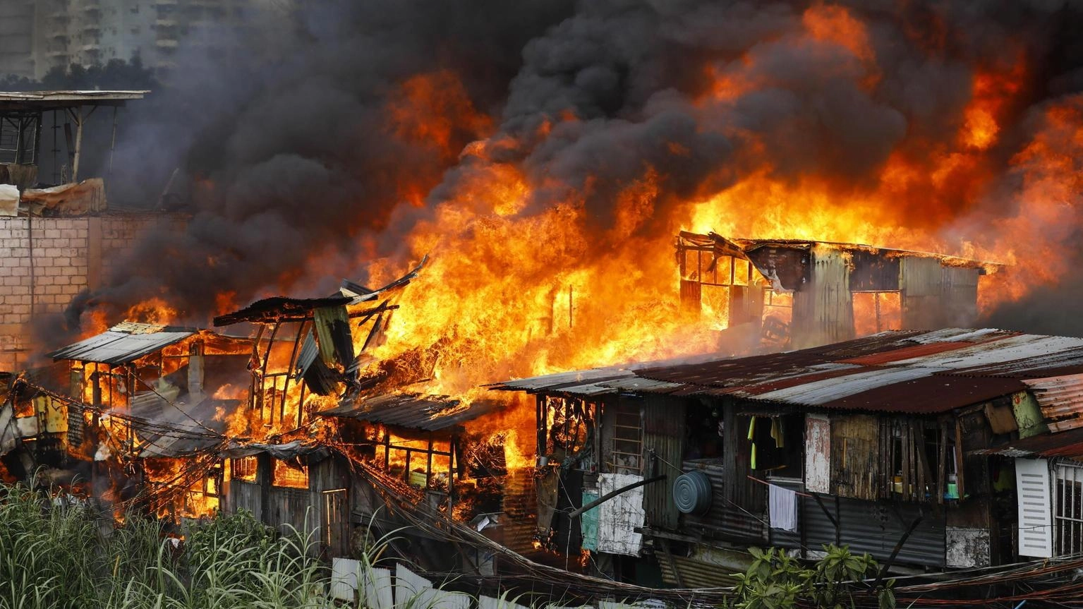 Incendio devasta baraccopoli a Manila, almeno 1000 case bruciate