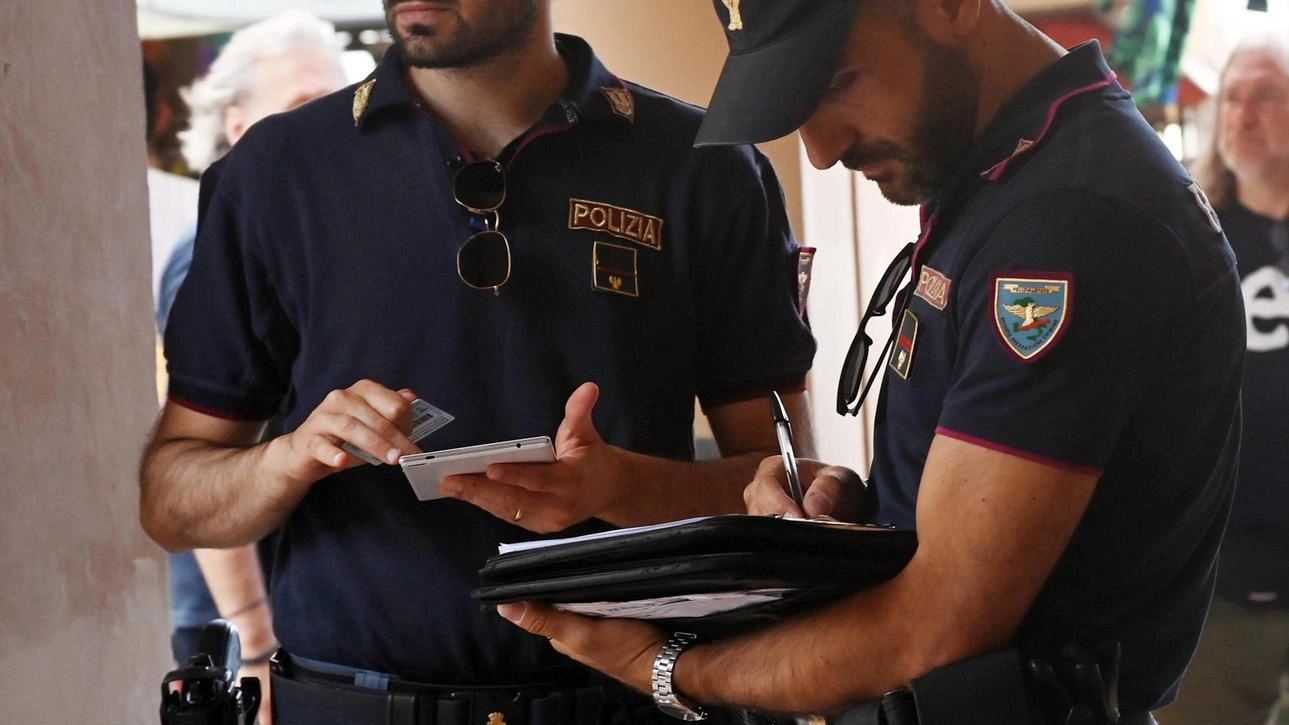 Tre giovani tunisini sono stati arrestati a Firenze per aver rubato cellulare e carte di credito a una donna con l'inganno. Individuati dalla polizia mentre utilizzavano le carte rubate per acquisti.