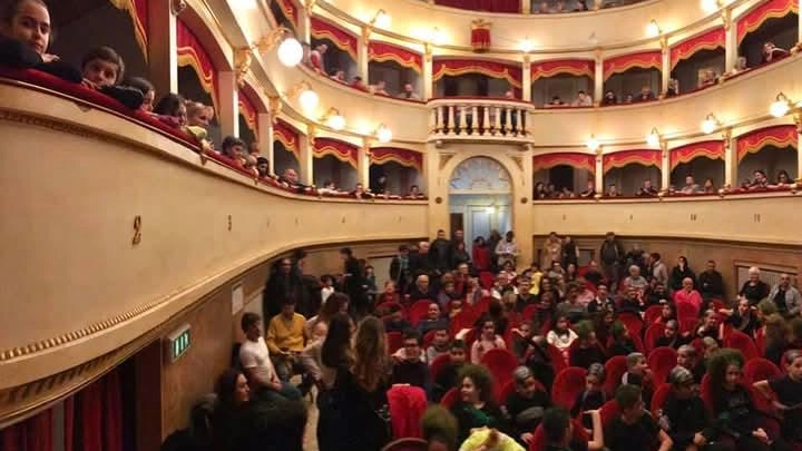 Nella foto il Teatro dei Coraggiosi di Pomarance che sarà al centro di importanti lavori per renderlo totalmente accessibile. Un intervento simile sarà eseguito anche al teatro Florentia di Larderello