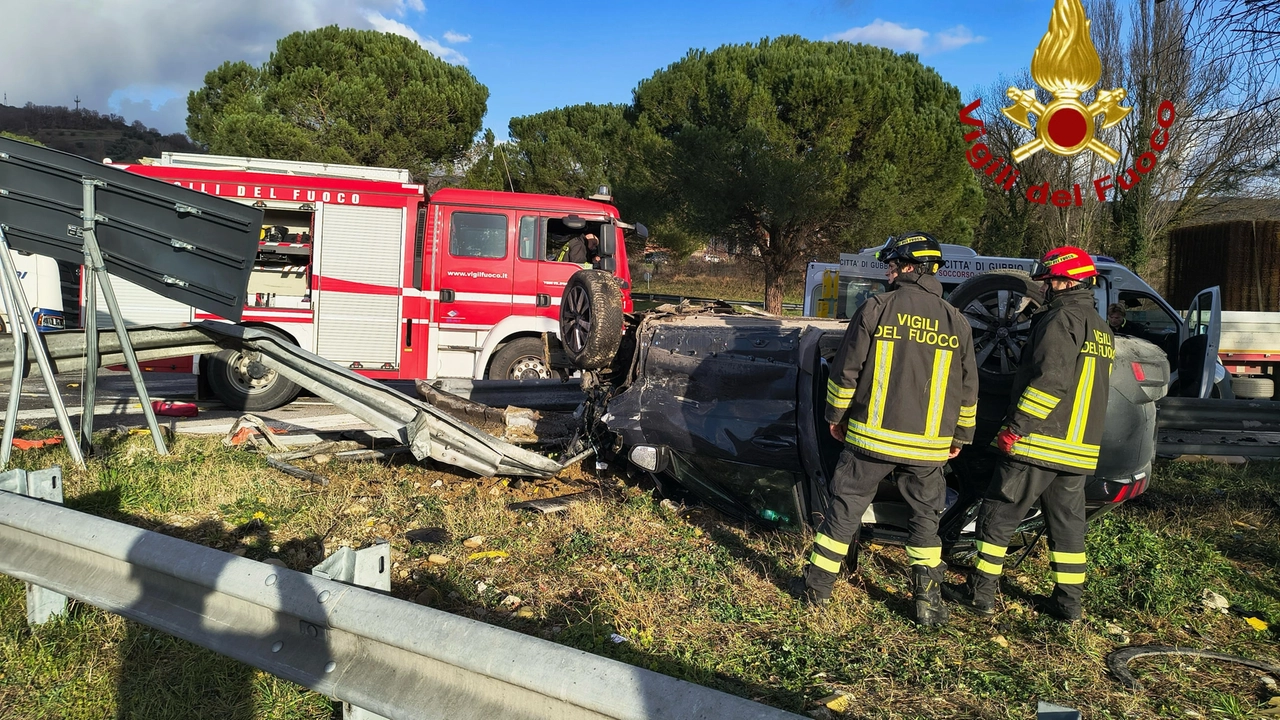 Muore nell’auto ribaltata, tragico incidente sulla E45