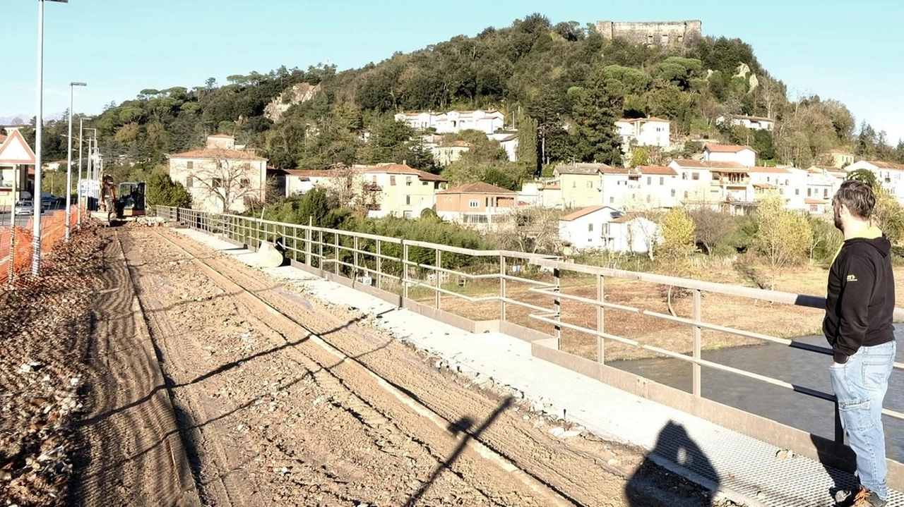 Il muro abbattuto della ferrovia ad Aulla (. foto di Massimo Pasquali