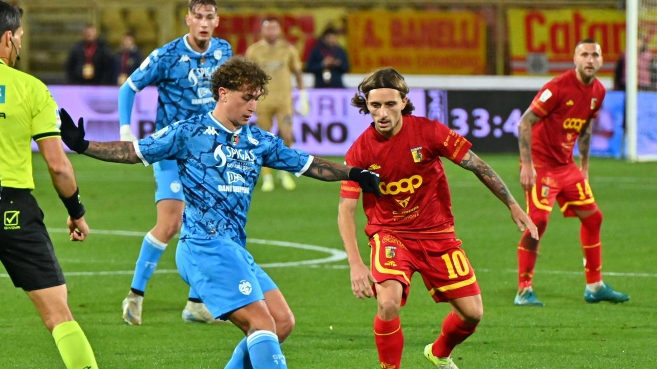 Salvatore Esposito e Jacopo Petriccione in azione nel match di andata vinto dallo Spezia a Catanzaro