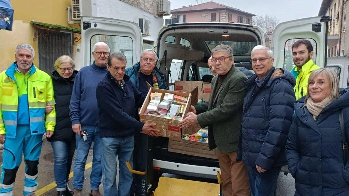 Il sindaco Bruno Murzi, insieme al consigliere delegato alle politiche sociali Duilio Maggi, ha partecipato nella sede dell’associazione Azzurra alla consegna speciale dei pacchi di Natale