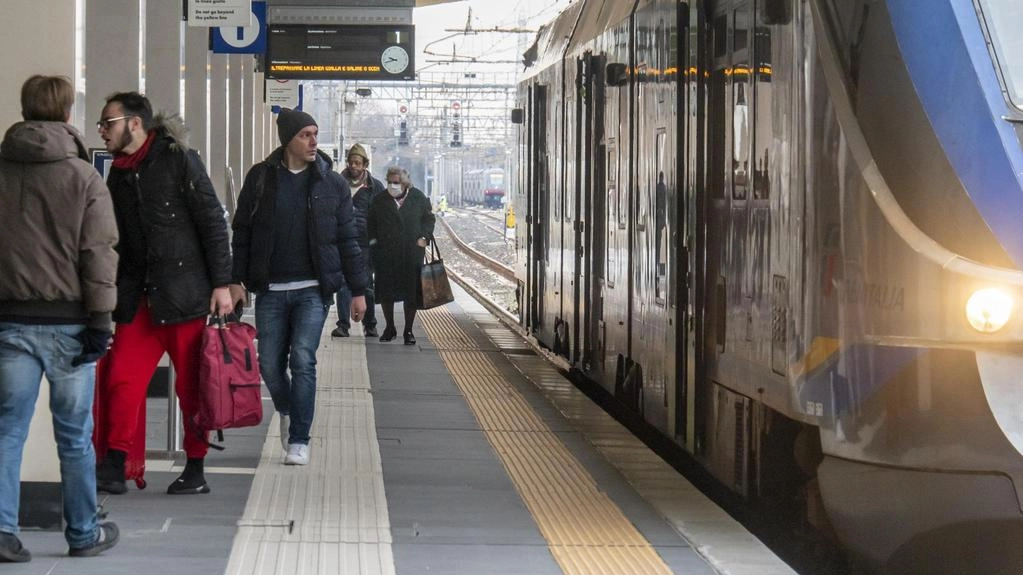 Caos treni, la bufera diventa politica: "Troppi disservizi, Baccelli si dimetta"