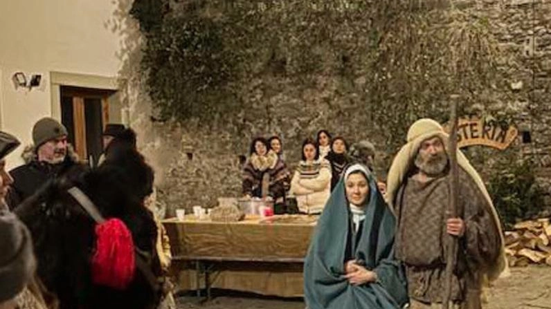 Un momento del presepe vivente di Barga, il più antico tra quelli che si celebrano in Valle del Serchio con i suoi trentanove anni (foto Borghesi)