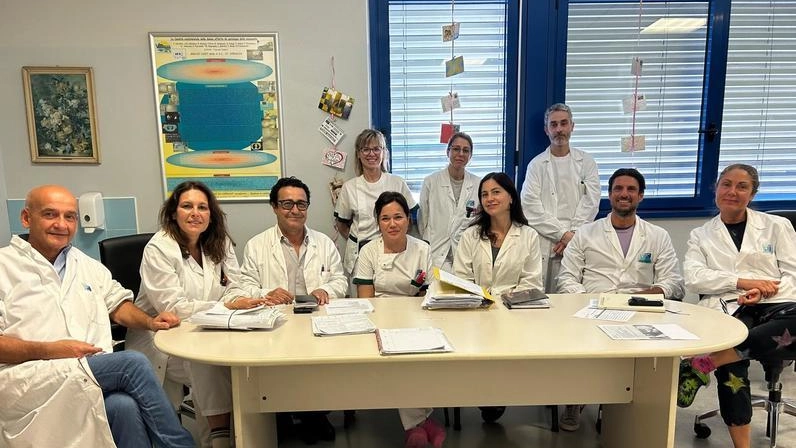 Duilio Francesconi dirige il reparto di senologia dell’ospedale Versilia Il primo da sinistra. insieme alla sua equipe altamente specializzata