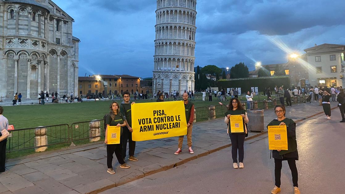 Flashmob sotto la Torre di Pisa: Greenpeace chiede adesione a Trattato sulle armi nucleari