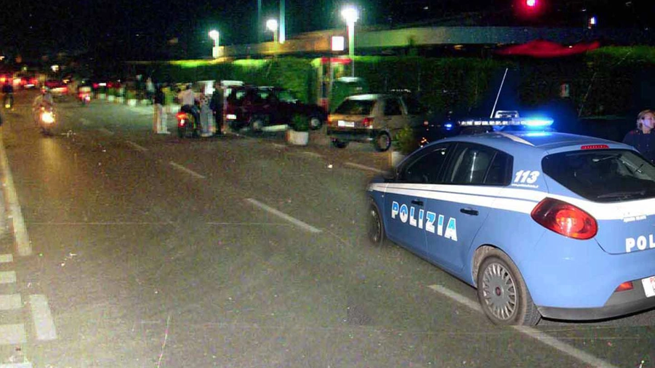 Polizia sul lungomare di Viareggio. Sono diverse le segnalazioni di furti, rapine e danneggiamenti