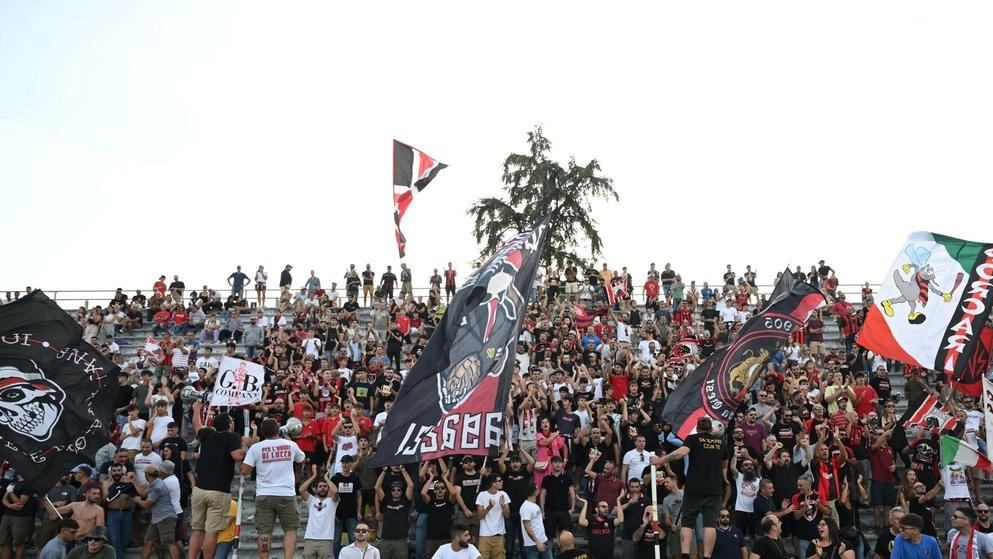 I tifosi rossoneri sosterranno stasera la squadra al «Porta Elisa» contro il Perugia, ma contesteranno duramente la società