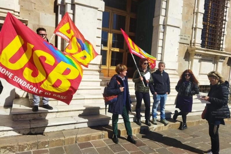 Un presidio Usb davanti all'Università di Pisa