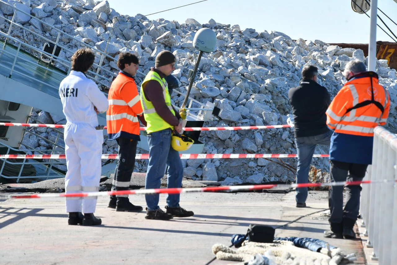 Ieri mattina il sopralluogo al cargo bloccato contro il pontile. Si entra in una fase cruciale