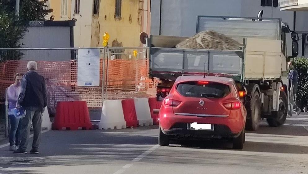 Un paese diviso a metà, la rabbia dei residenti: “Siamo abbandonati, il cantiere è già fermo”