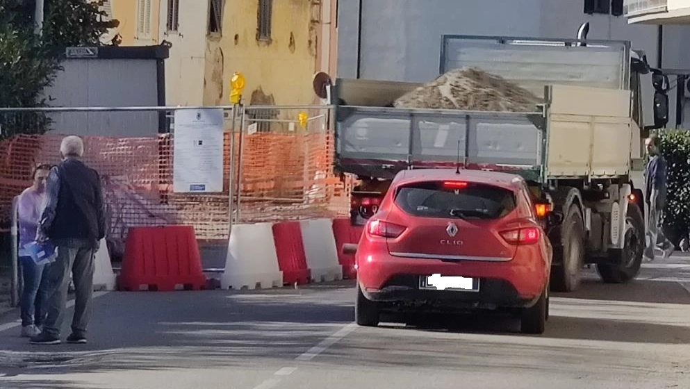 Il ponte chiuso e un camion che sta per svoltare nella via San Quirico, la via alternativa per raggiungere Pistoia