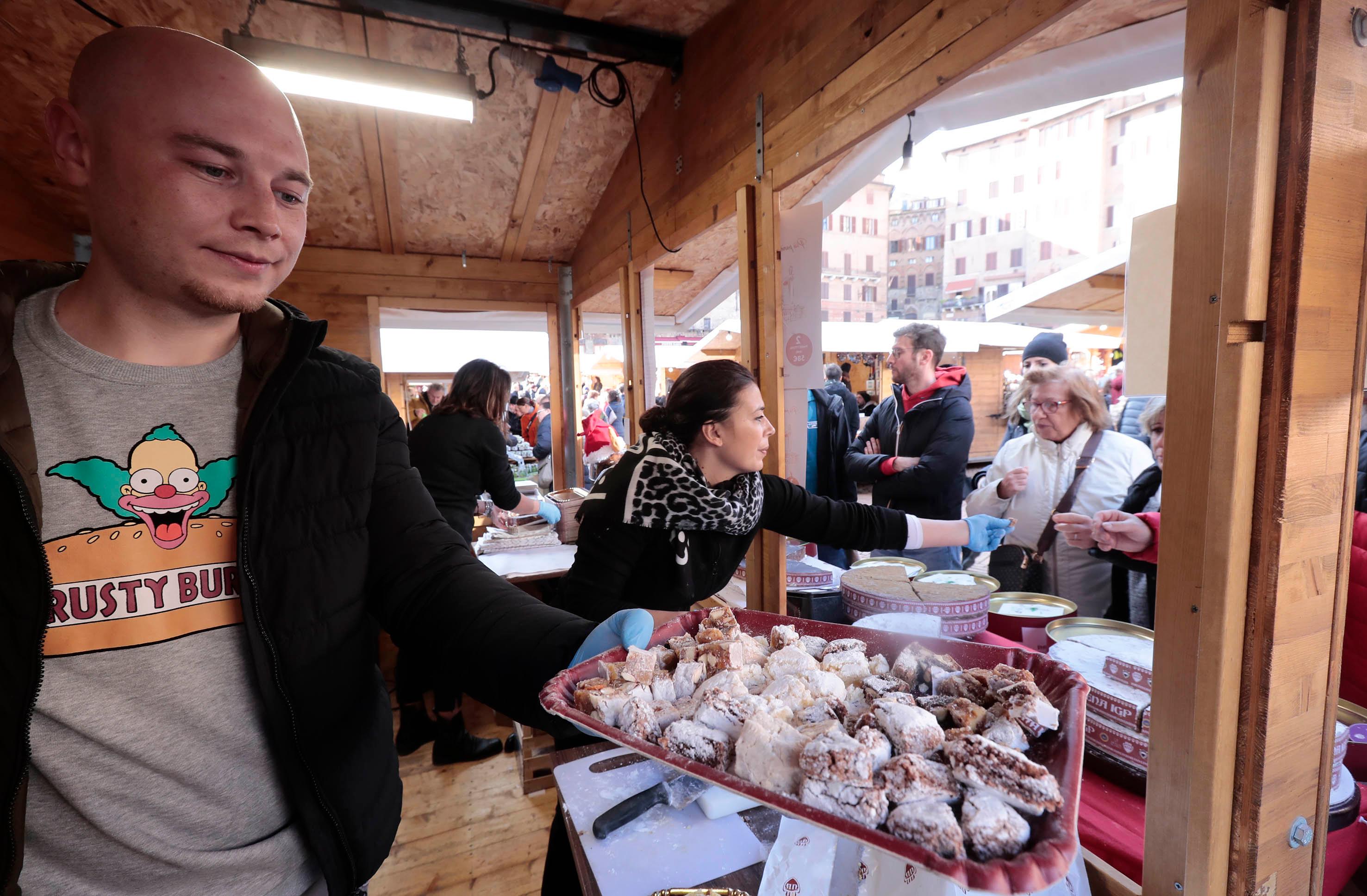 Siena, il Mercato nel Campo. In piazza 130 casette: cibo e artigianato, tre giorni di eventi