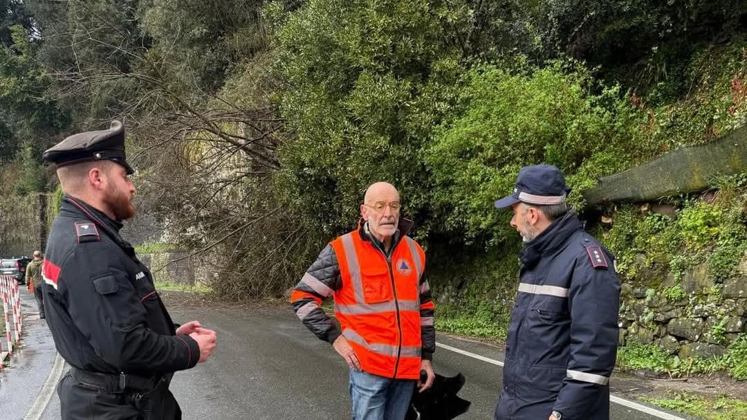 Il sindaco, Paolo Michelini, durante il sopralluogo con le forze dell’ordine sulla provinciale 18 fra Ponte a Serraglio a Fornoli